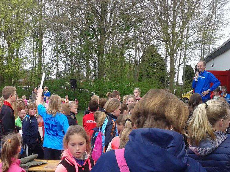Meester Yntze geeft het startsein. Fijne sportdag!