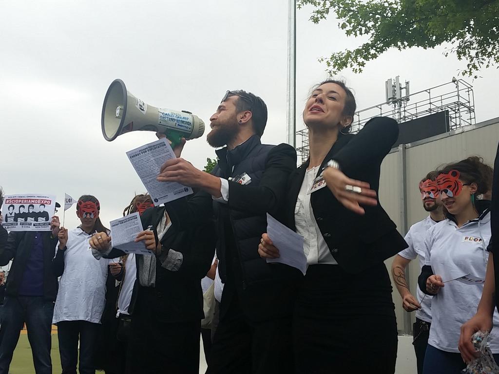 abuzzo3's tweet photo. Benvenuti a #Expo2015: ora all'ingresso, oggi h14 in 24maggio #NoExpo #MayDay  @radiondadurto @Wu_Ming_Foundt http://t.co/DeKuk6Ln4N