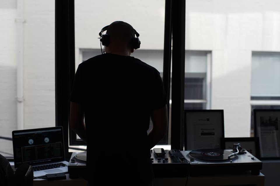 HackerLabsAU's tweet photo. Just got @spotifyAu's new window message:)  @pete_himself is now doing his thing. Another Friday #JamSession http://t.co/OvFR6IwQ4V