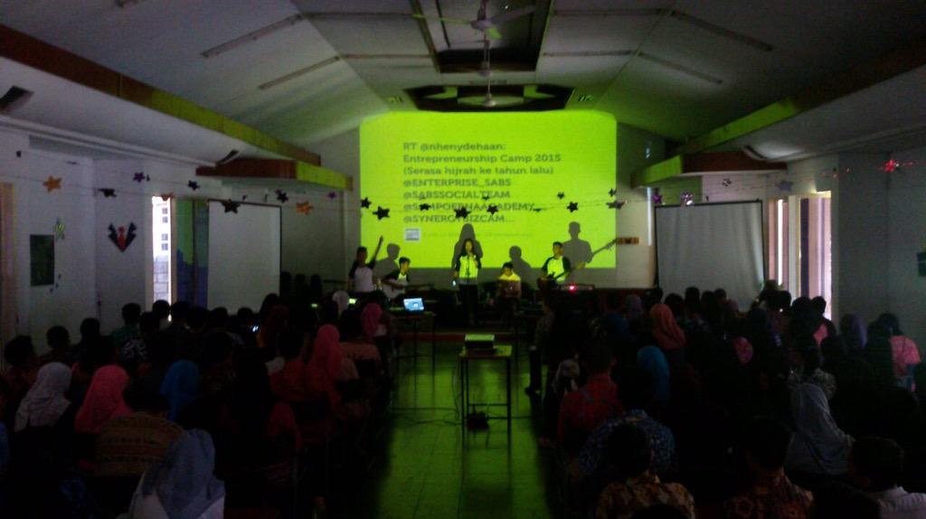 ENTERPRISE_SABS's tweet photo. Sambil menunggu, sedang ada performance nih dari kak rina and the band! Keren bangeet! ❤️ http://t.co/NEcKO9Ufq8