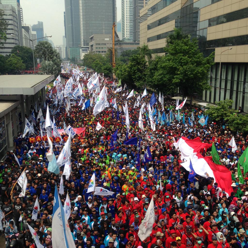 \m/ RT <a href="/yunaidijoepoet/">YJP</a>: Ratusan ribu buruh turun ke jalan saat ini untuk memperingati #MayDay1515 di Jakarta.