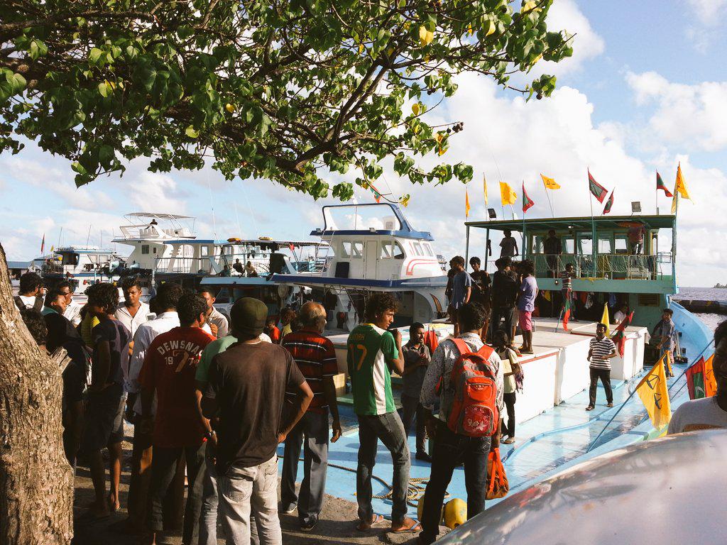YellowRaajje's tweet photo. #MayDayUpdates: Atholhuthakun anna ulhadhuthah Male' ah bandharu kuramun dhanee
#EkehFaheh15
#AniyaaverikanNinman
http://t.co/3fLxBScfzc