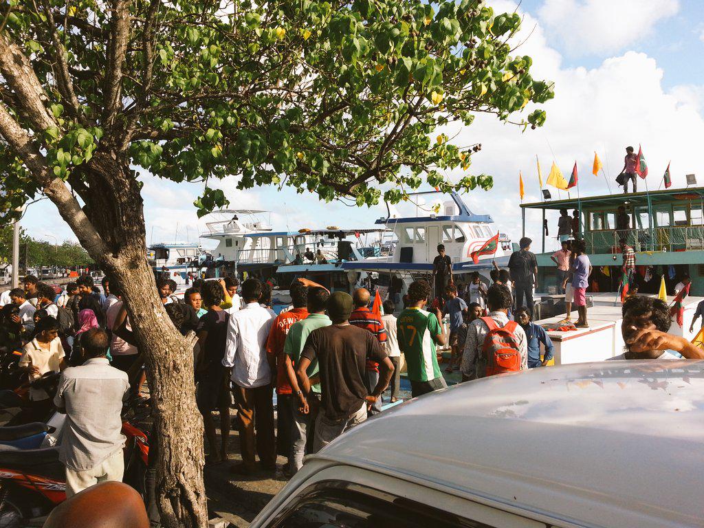 YellowRaajje's tweet photo. #MayDayUpdates: Atholhuthakun anna ulhadhuthah Male' ah bandharu kuramun dhanee
#EkehFaheh15
#AniyaaverikanNinman
http://t.co/3fLxBScfzc