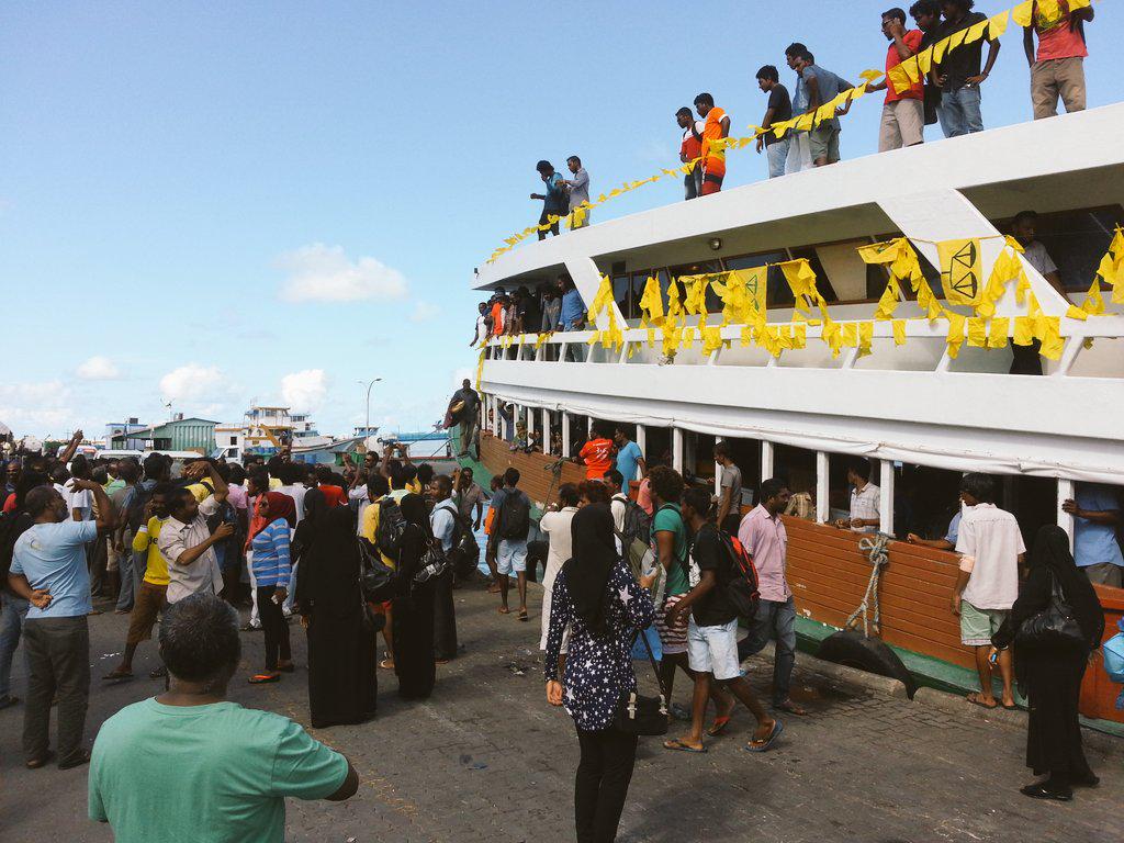 YellowRaajje's tweet photo. #MayDayUpdates: Atholhuthakun anna ulhadhuthah Male' ah bandharu kuramun dhanee
#EkehFaheh15
#AniyaaverikanNinman
http://t.co/3fLxBScfzc