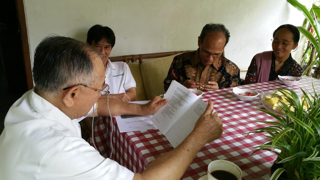 Prof Bambang Hidayat baca puisi Jawa