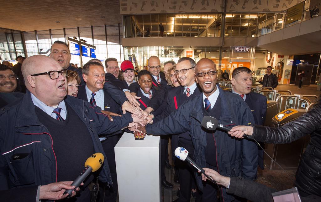NS_online's tweet photo. Collega’s hebben zojuist officieel de poortjes op Rotterdam Centraal gesloten http://t.co/wrQ3EMp2q8 http://t.co/rrYStEIjVM