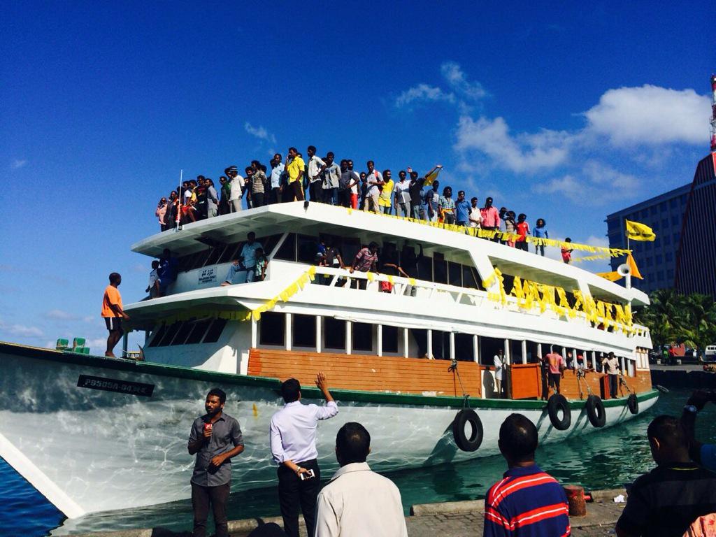 YellowRaajje's tweet photo. #MayDayUpdates: Atholhuthakun anna ulhadhuthah Male' ah bandharu kuramun dhanee
#EkehFaheh15
#AniyaaverikanNinman http://t.co/FTMFJQfnNi