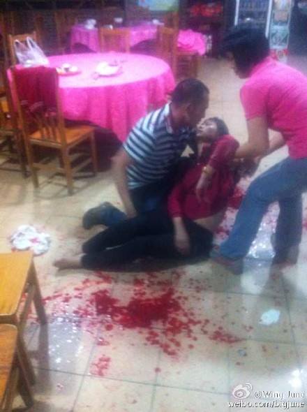 ResetTor's tweet photo. 【人民武警爱人民】江门市蓬江区滨江大道金兴源美食店，2015年4月27日21时许，有几个武警吃完饭不肯结账，还把老板和老板娘打致重伤！其女儿@Wing-June在微博上发博求助。 http://t.co/VyA6yHcLj5