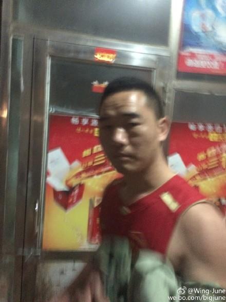 ResetTor's tweet photo. 【人民武警爱人民】江门市蓬江区滨江大道金兴源美食店，2015年4月27日21时许，有几个武警吃完饭不肯结账，还把老板和老板娘打致重伤！其女儿@Wing-June在微博上发博求助。 http://t.co/VyA6yHcLj5
