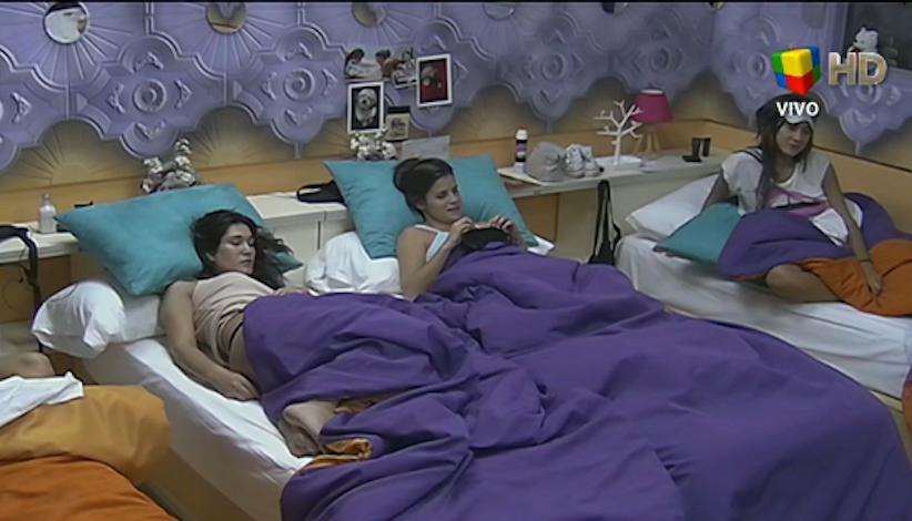 OpyMorales's tweet photo. shhhhh Vale Bertuccelli se quedó dormida... http://t.co/ATxJTr9qZR
