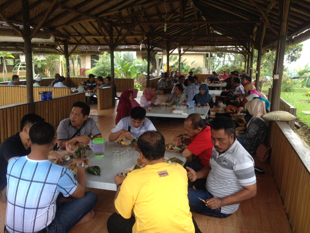 SelaparangTours's tweet photo. Suasana makan siang rombongan PDAM Giri Menang Mataram di Saung Sari, Ciwidey, Bandung Selatan. #BandungTrip http://t.co/7wV4Go0tj9