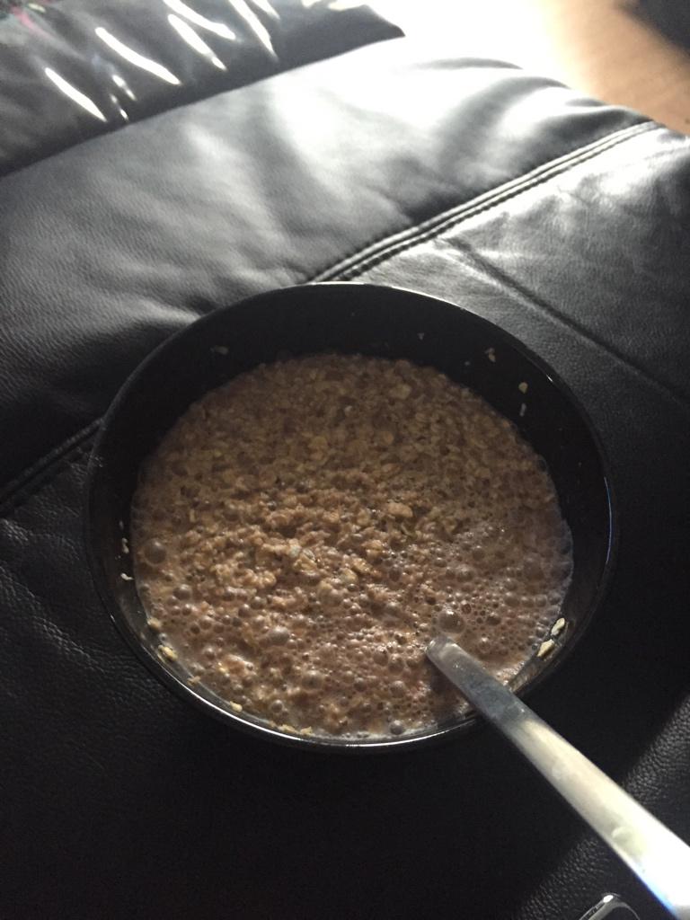 MrLEV12's tweet photo. Voilà mon ptit dej! Et vous ça ptit déjeune quoi? Pour ma part c'est flocon d'avoines! http://t.co/y8ro8ht2QD