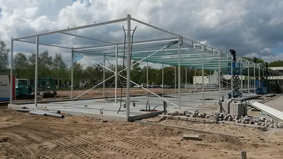 MultiParkSoest's tweet photo. En het dak gaat er op! http://t.co/y6VpqZDt55