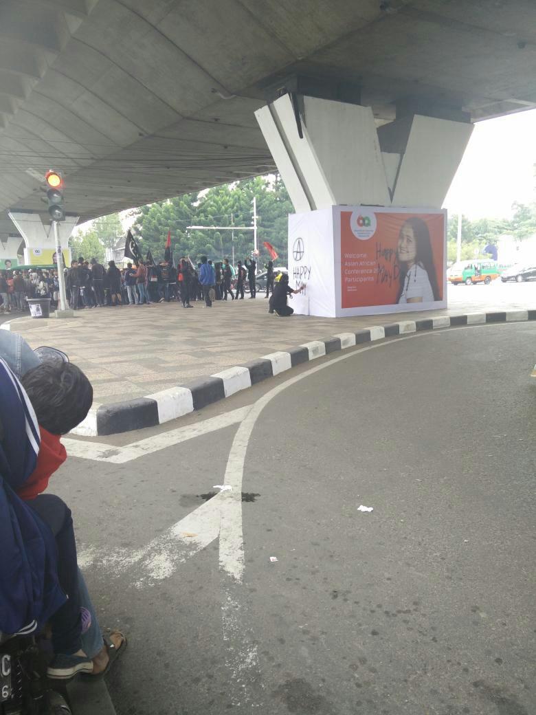 sekitarbandung_'s tweet photo. #SaurWargi @MangPulsa: Aksi vandalisme saat May Day di Dago @ridwankamil @dedeyusuf_1 @infobandung @Satpolppbdg http://t.co/8cAEITpQyg