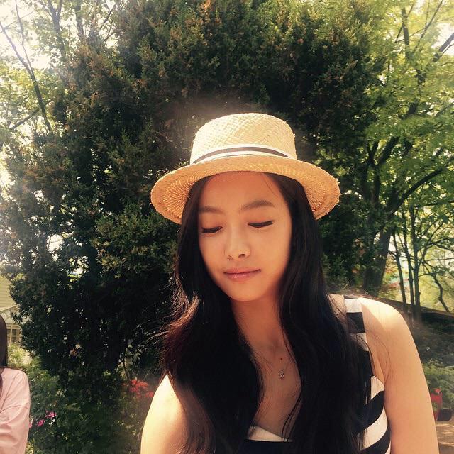 pinkeupear's tweet photo. NOW I can feel f(x) are going back together. VictoriaUnnie is doing the right thing gathering her kids #SulNa where? http://t.co/vwkWbAJifP