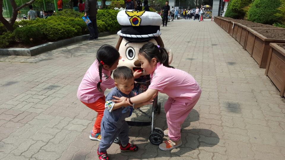 polgwangju's tweet photo. 성형전 포돌이 동심 파괴현장 공개.  불타는 금요일!!! 노동절 각종 행사에 운동회까지 겹쳐..
포돌이 품귀현상. 그래서 서구 금부초등학교 운동회에 급파된 성형전 포돌이!!!  
그의 나이 16세.. 하지만~ http://t.co/cV24lVBTJv