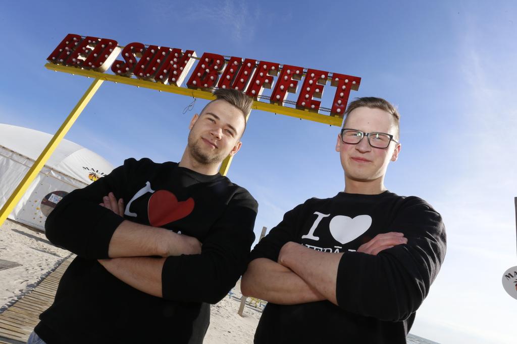 liepajalv's tweet photo. Sācies @IIHFHockey, 17:00 Latvija vs Kanāda, izbaudīt lielo hokeju varēs arī pludmales kafejnīcā @redsunbuffet! http://t.co/OjEDE9FNWr