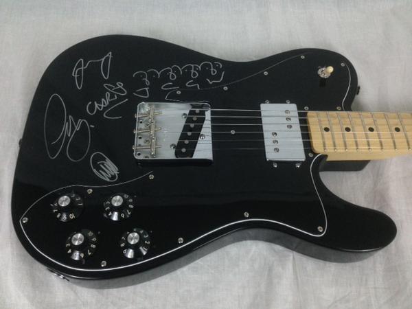 lucapassera28's tweet photo. The Guitar signed by#coldplay❤ http://t.co/dn5BDK6gWb