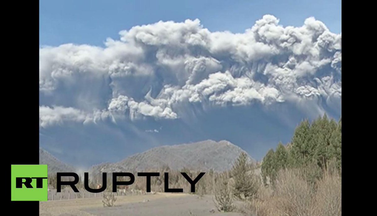 Ruptly's tweet photo. #CalbucoVolcano erupts for a third time http://t.co/hzBgSzG0MI http://t.co/4AVbQahfwD