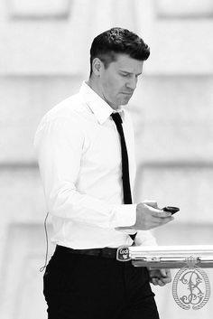 verenaabro's tweet photo. Happy Friday #boneheads . We love #DavidBoreanaz http://t.co/H2QUiouFYE