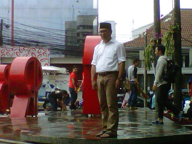 ali_gocir's tweet photo. Pejabat publik yg merakyat :) @ridwankamil @PRFMnews http://t.co/kPfMVh9lm9