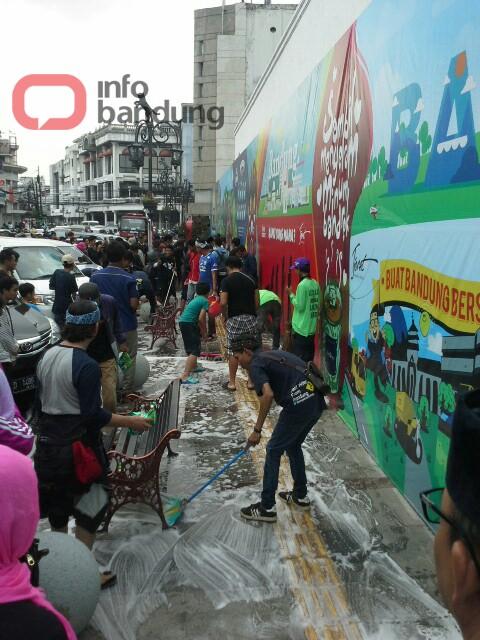 infobandung's tweet image. Warga Bandung bersama walikota Bandung & jajaran bekerjasama membersihkan trotoar di jalan Braga Pendek #NgepelBraga