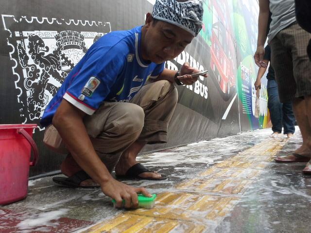 infobandung's tweet image. Warga Bandung bersama walikota Bandung & jajaran bekerjasama membersihkan trotoar di jalan Braga Pendek #NgepelBraga