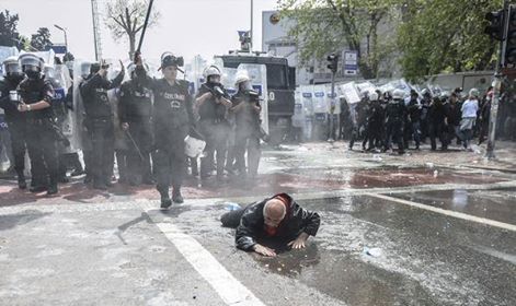 15:45
Polis müdahalesi sırasında dikkat çeken kare... #1Mayıs odatv.com/n.php?n=istanb…