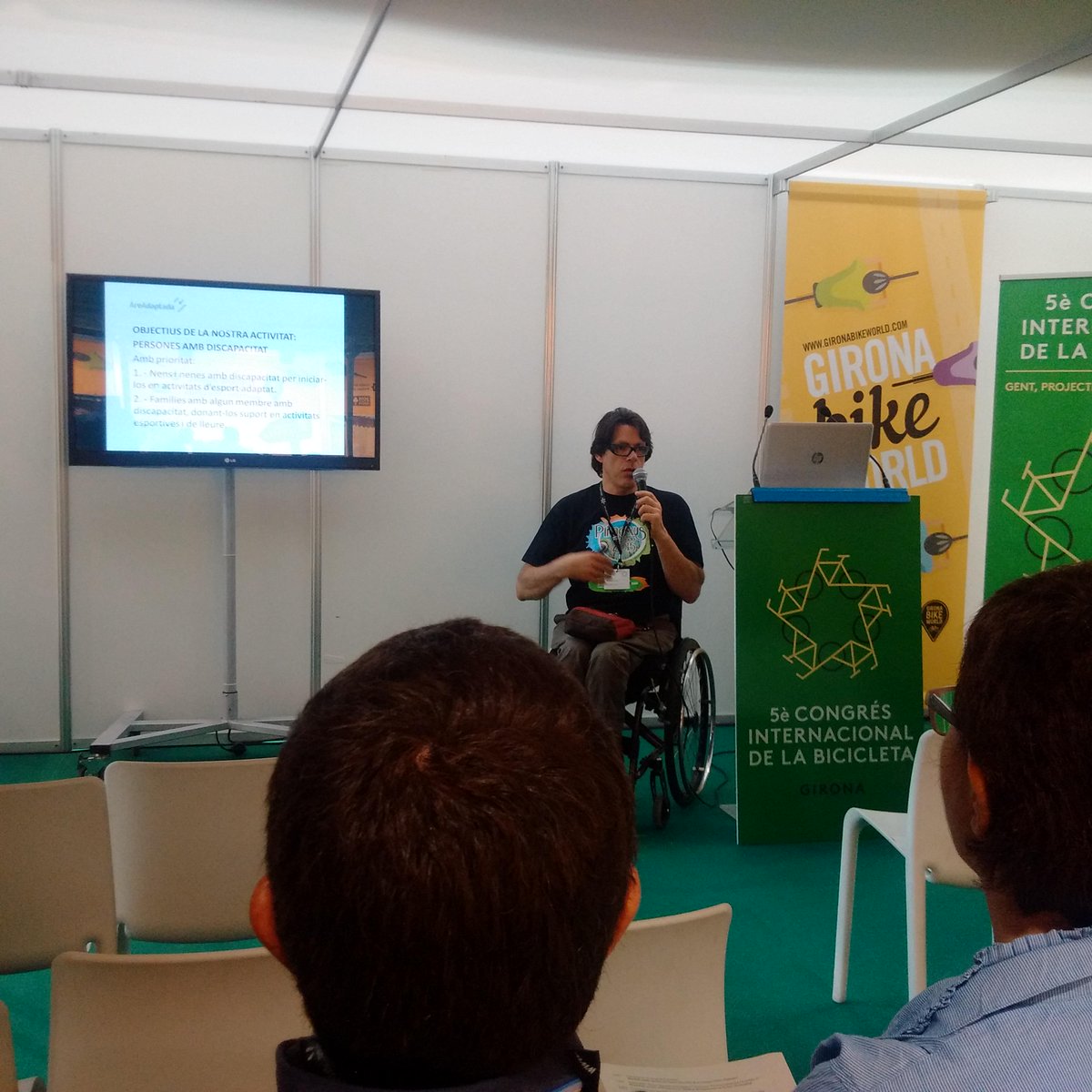 ecoviesgi's tweet photo. Albert Font, d' #AreaAdaptada ens parla de totes les activitats que organitzen "Bici per a tothom" #congresbici http://t.co/kFi7LCeoAF
