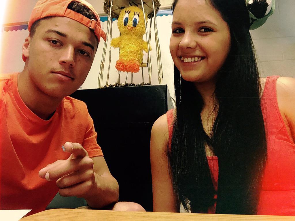 Joneslens's tweet photo. 8:18 A.M w/ @daniiiiellllee http://t.co/Cr3LSu2gdD