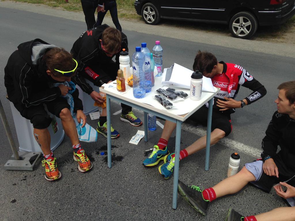 S_DC's tweet image. De boys van @SMO_specialized brengen de tattoos aan! @T3_series #bkploegen #racepreparation