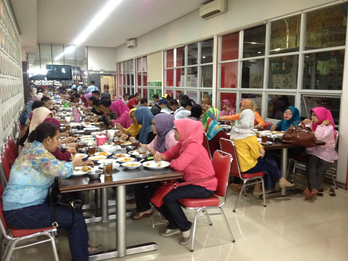SelaparangTours's tweet photo. Suasana makan malam bersama rombongan PDAM Giri Menang Mataram di salah satu restoran di Bandung. #BandungTrip http://t.co/nrpJ0vcQTM