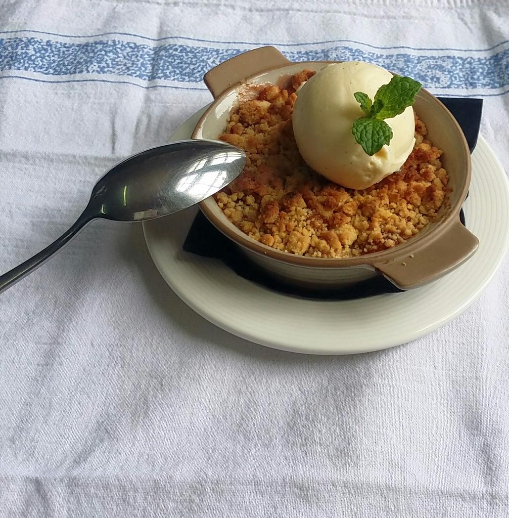 robkwela's tweet photo. @CHoldenSW19 @NewPubCo Apple and rhubarb crumble http://t.co/KBlENtYJEW