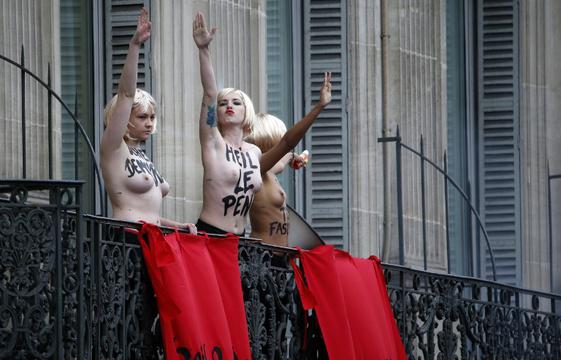 20Minutes's tweet image. 1er mai: Des Femen violemment évacuées par le service d'ordre du FN et des journalistes… dlvr.it/9d5m7C