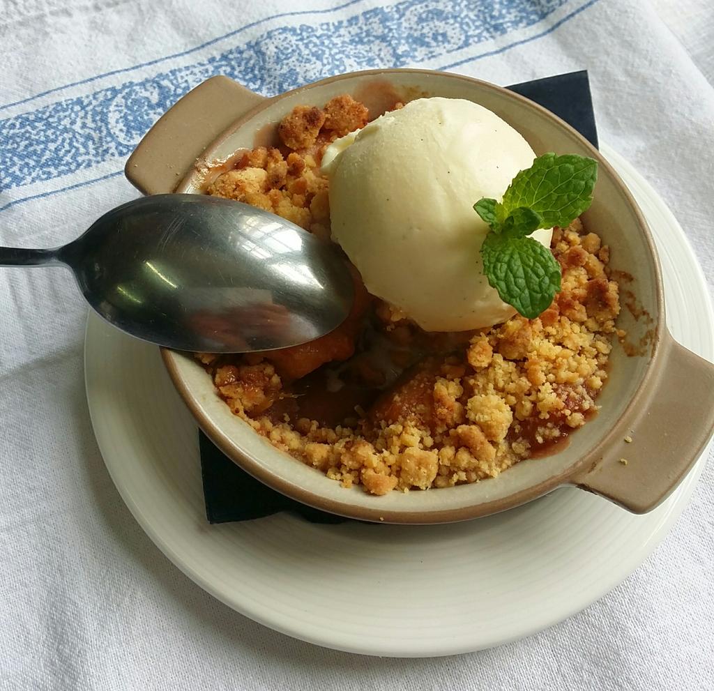 robkwela's tweet photo. @CHoldenSW19 @NewPubCo Apple and rhubarb crumble http://t.co/KBlENtYJEW