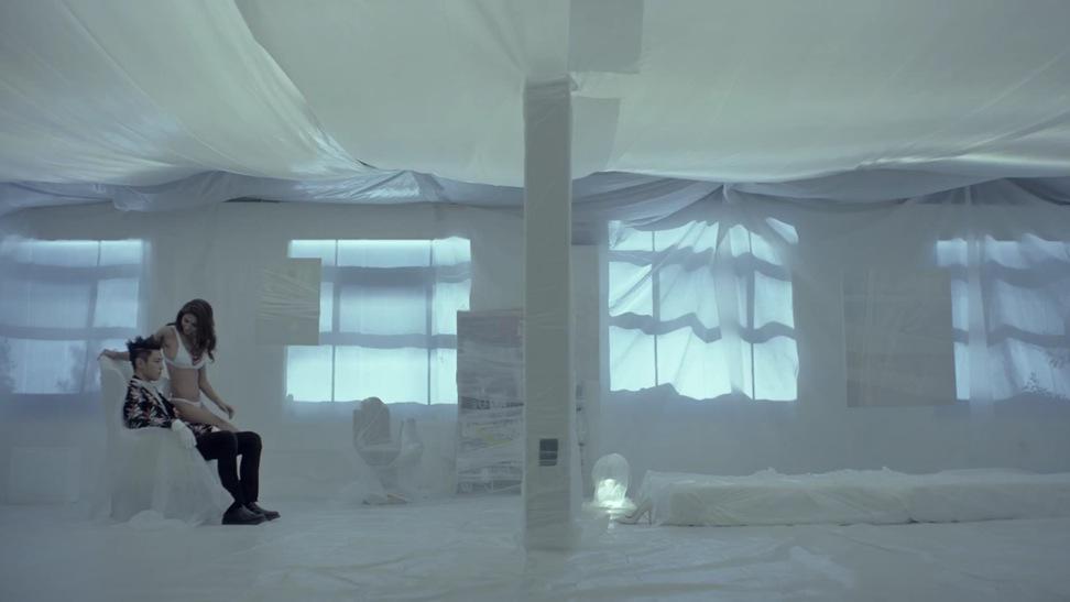 い これはtwitterで見た話 まっ白い部屋にずっといると狂ってしまうらしい たっぴょんは精神異常者 女の人のことを分からなくなって殺してしまう Http T Co Ifehjtfrhv