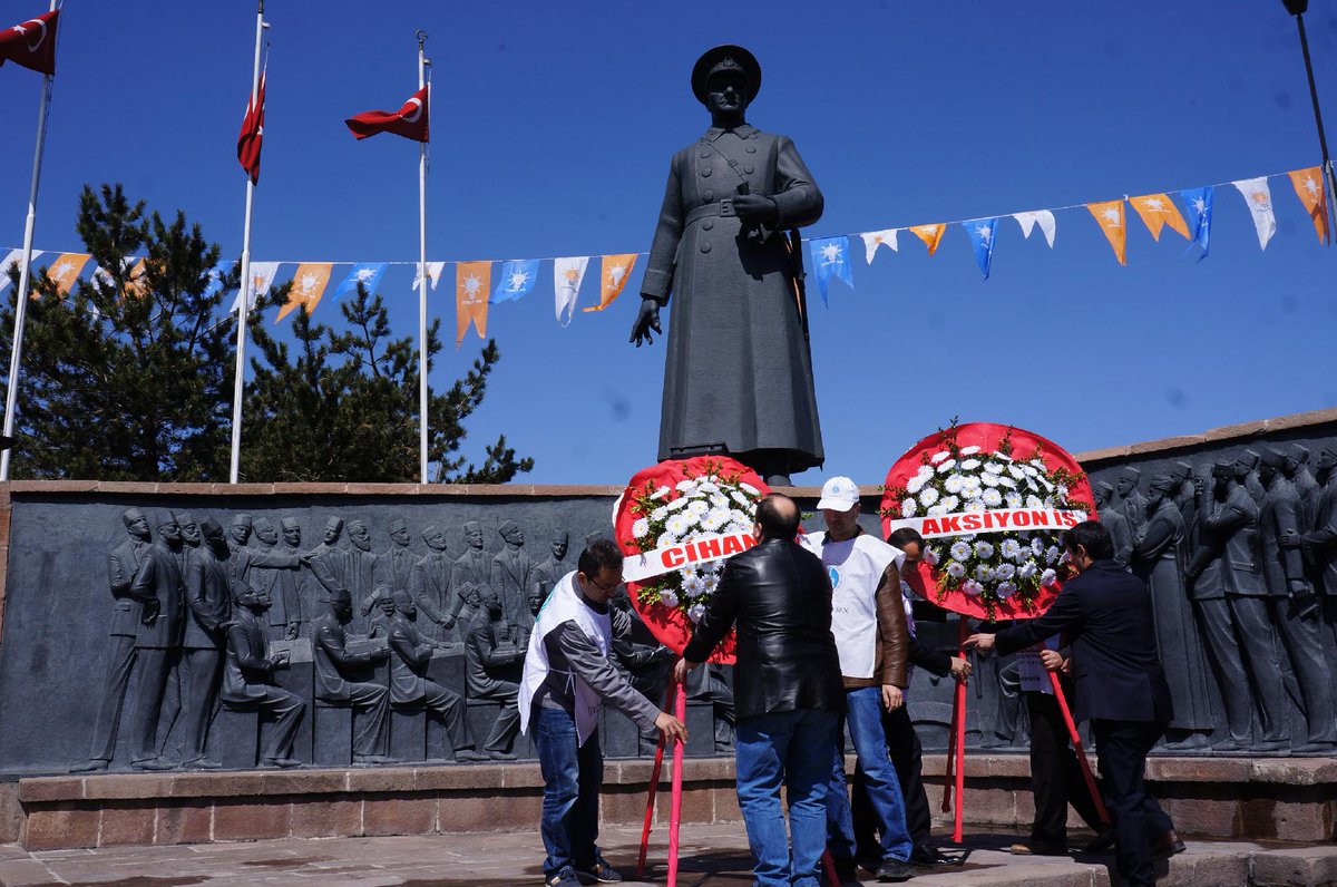 aktifegitim25's tweet photo. @Cihankon olarak 1 Mayıs kutlamalarımız çelenk sunumuyla başladı @haliloglu_naci http://t.co/E3mjMqgQvp