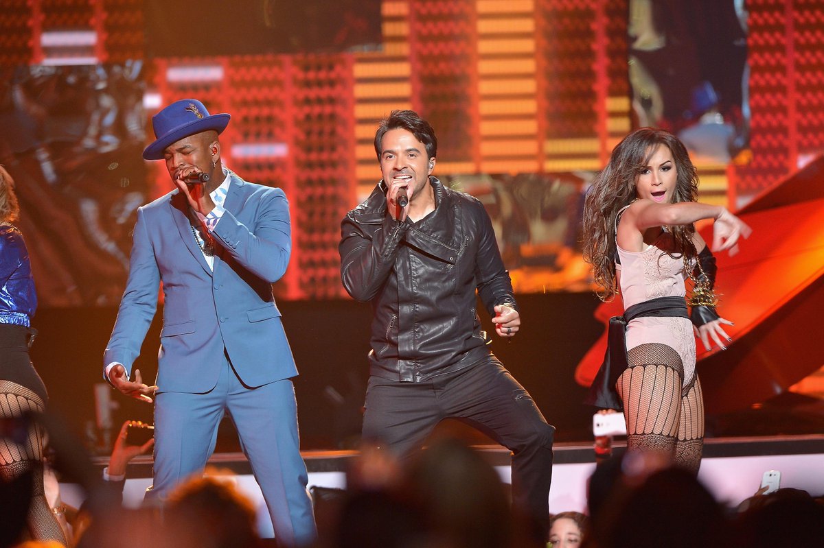 lfonsicolombia's tweet photo. FOTO @LuisFonsi en su presentación con @NeYoCompound en la noche de ayer de los #Billboards2015 #EverythingTonight http://t.co/Kfk1htO6ct