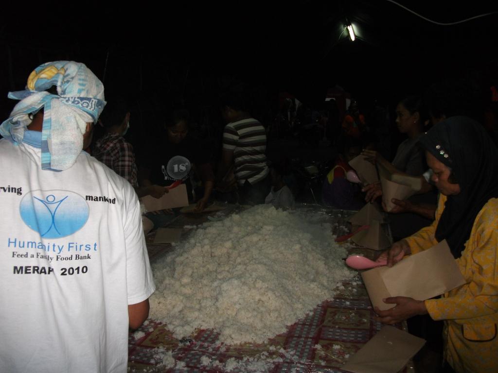HumanityFirstUK's tweet photo. In 2010, Mt Merapi volcano #errupted in #Indonesia, and HF was on hand to support the displaced victims #HF20 http://t.co/N9RvCgLWHX