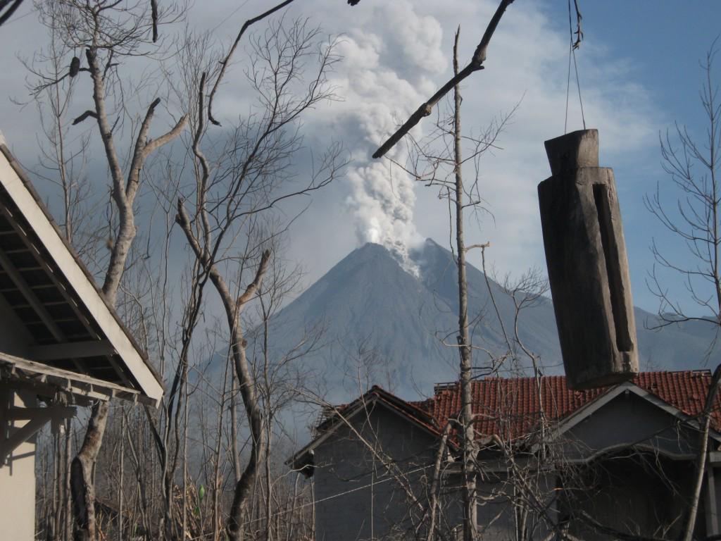 HumanityFirstUK's tweet photo. In 2010, Mt Merapi volcano #errupted in #Indonesia, and HF was on hand to support the displaced victims #HF20 http://t.co/N9RvCgLWHX