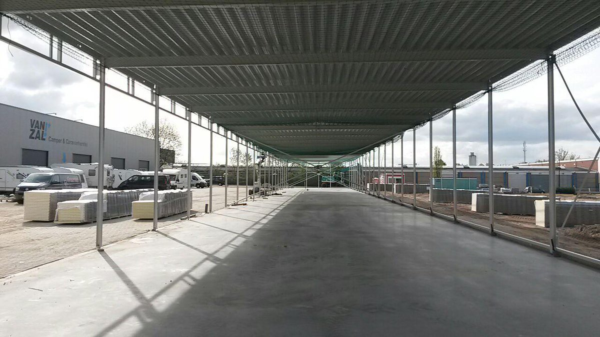 MultiParkSoest's tweet photo. Er wordt hard doorgewerkt. Het dak zit er op! http://t.co/l7wAM3gUjp