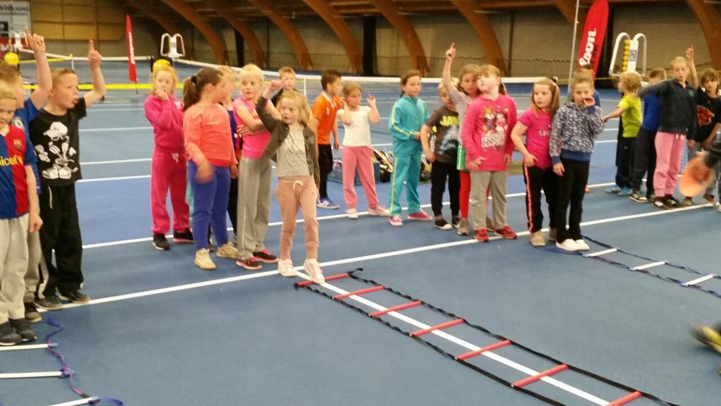 Groep 4B kreeg vandaag een tennis clinic!