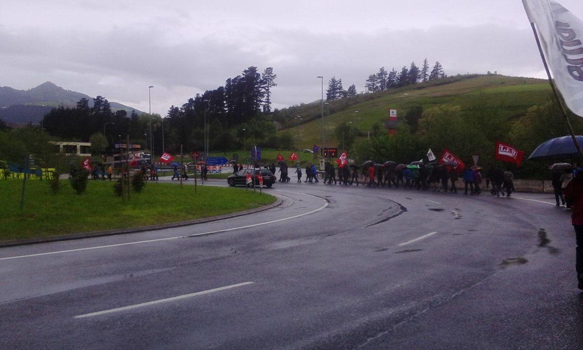 [#M1LangileokBorrokan Zumaia] Zestoara bidean dira 60 bat lagun euriari aurre eginez. 