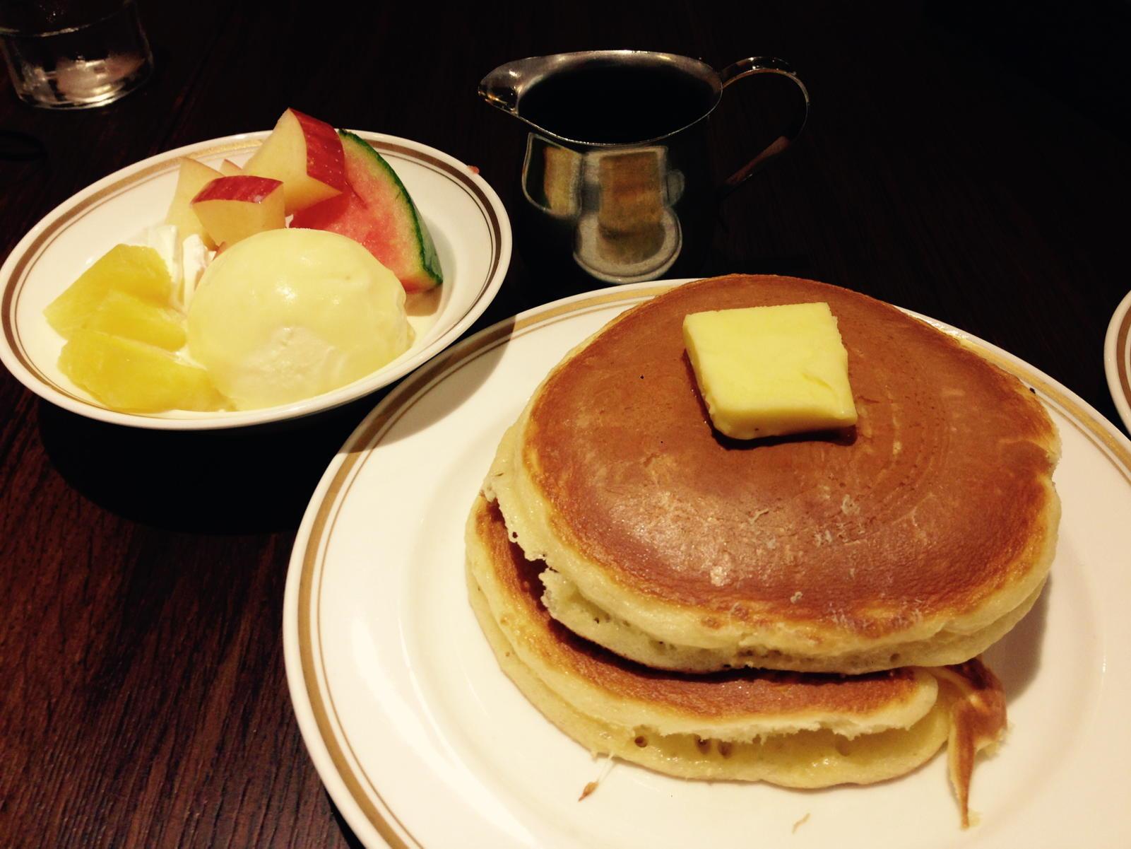 カミヤマd 昨日 足をケガしてションボリしたので 慰めとして 蒲田のシビタスでフルーツホットケーキ パンケーキ ノートに載っているだけあって トラディショナルで美味 Http T Co Bzifdynjap Twitter