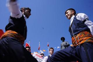 Pakagacis's tweet photo. #1 Mayıs tüm Türkiye'de coşkuyla Emniyet mensupları gözetiminde kutlanıyor http://t.co/i3aGIVO1pp