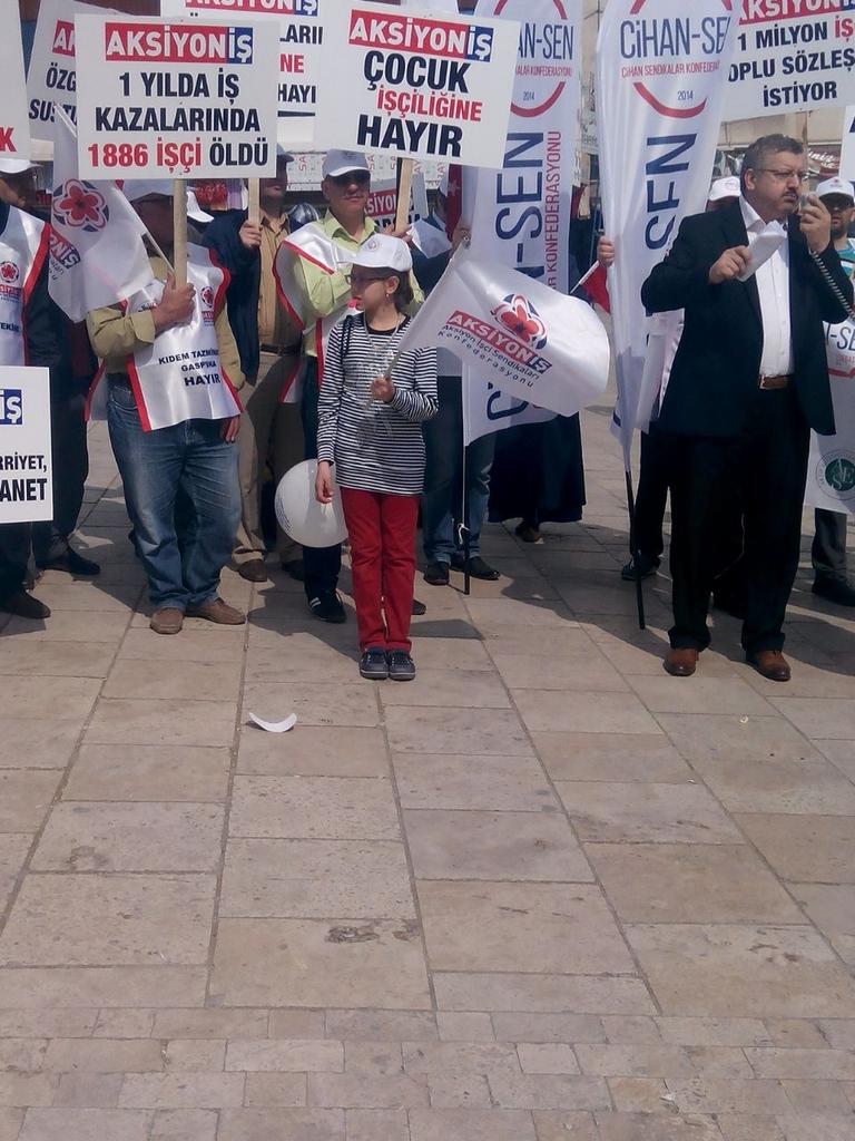 Pakagacis's tweet photo. #1 Mayıs tüm Türkiye'de coşkuyla Emniyet mensupları gözetiminde kutlanıyor http://t.co/i3aGIVO1pp