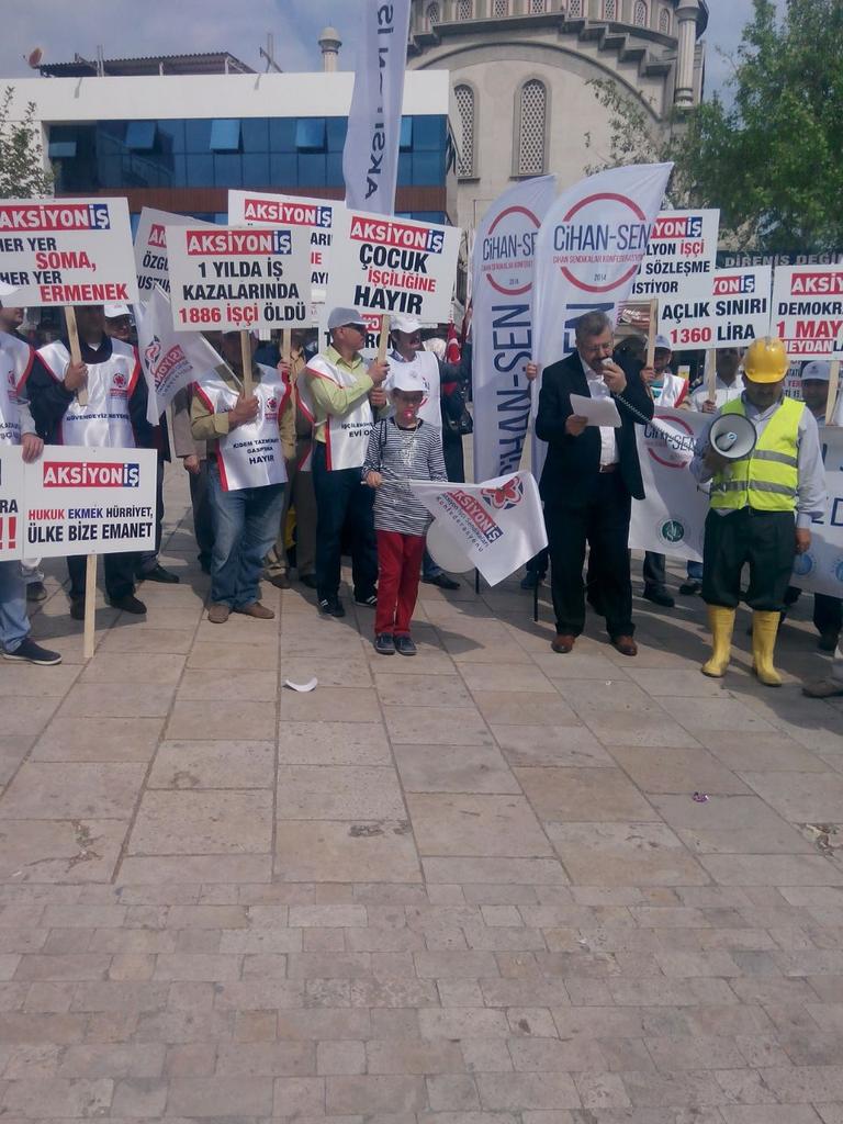 Pakagacis's tweet photo. #1 Mayıs tüm Türkiye'de coşkuyla Emniyet mensupları gözetiminde kutlanıyor http://t.co/i3aGIVO1pp