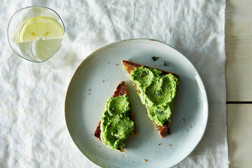 TheSourceJuice's tweet photo. Move over #avocadotoast! Try #peasontoast with a delicious minty twist for a new #greentoast experience. #food52 http://t.co/qAPcQCU89x