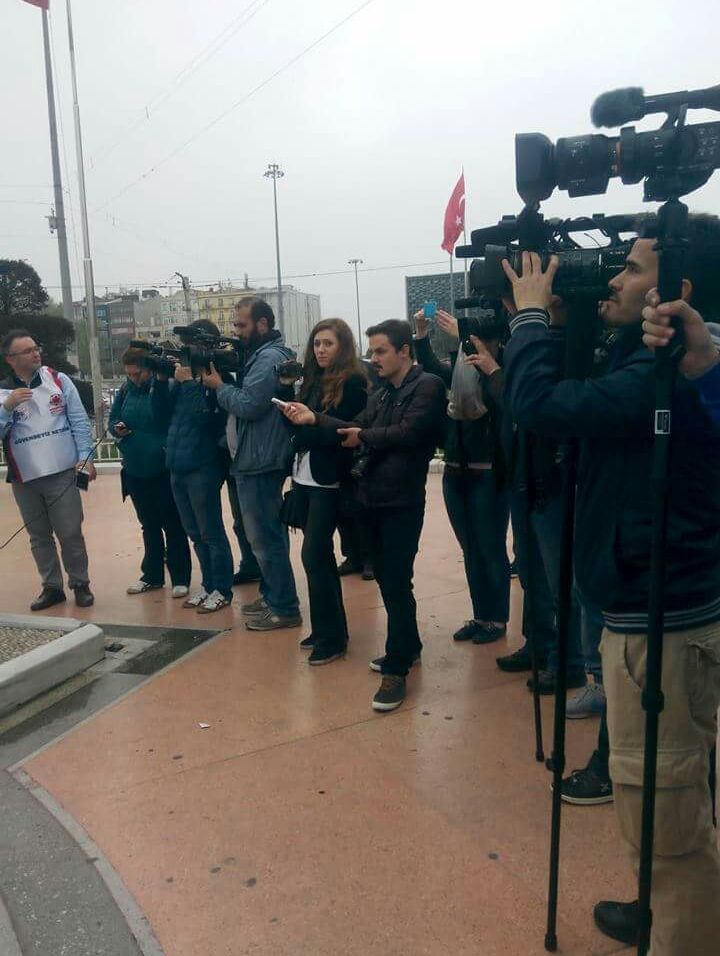 Pakagacis's tweet photo. #1 Mayıs tüm Türkiye'de coşkuyla Emniyet mensupları gözetiminde kutlanıyor http://t.co/o7YiPyQcDX
