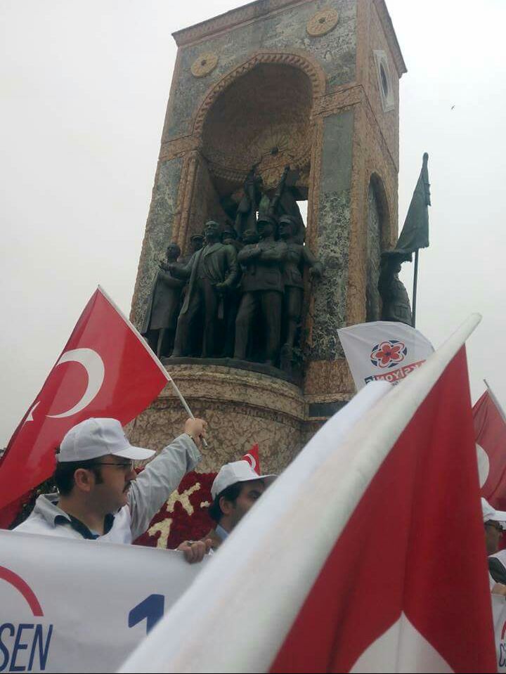 Pakagacis's tweet photo. #1 Mayıs tüm Türkiye'de coşkuyla Emniyet mensupları gözetiminde kutlanıyor http://t.co/o7YiPyQcDX